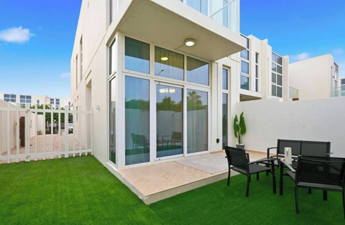 Dubai House | Luxurious 3BR Villa Getaway in DH2 by Deleguest