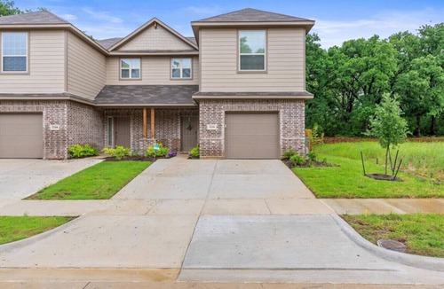 Denton House | Luxurious 4 Bed Duplex Getaway!