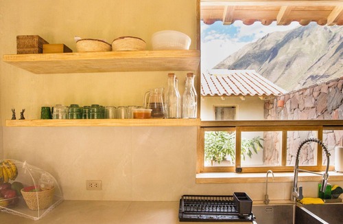 Maras House | Luxurious 4-bedroom house in delightful Urquillos Huayllabamba with WiFi