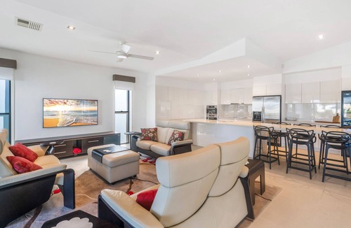 Mooloolaba House | Luxurious 4 bedroom waterfront home pet friendly near Ocean