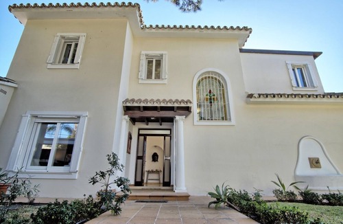 Urbanizacion Hacienda las Chapas Villa | Luxurious 5* beachside villa with private pool
