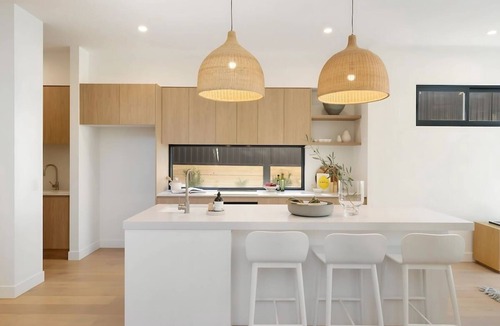 Miranda House | Luxurious 5 Bed Retreat + Pool near Gymea Village