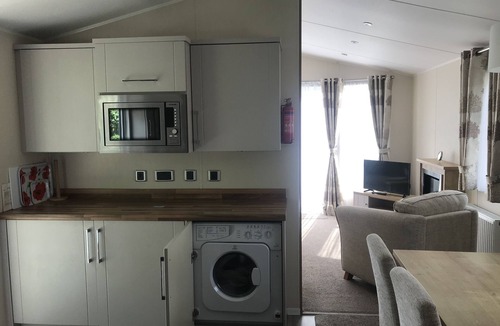 Ringwood House | Luxurious 5* Poppy at Oakdene Forest Park up to 6 guests