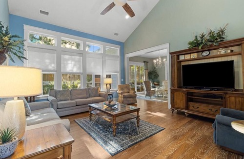 Windy Hill House | Luxurious 5 Bedroom Vacation Home Retreat