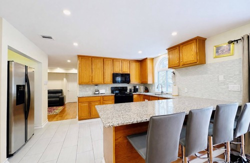 Blakeslee House | Luxurious 5BD/3.5BA, Pool Table, Fireplace, Dining for 14ppl, Lake Access