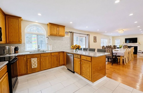 Blakeslee House | Luxurious 5BD/3.5BA, Pool Table, Fireplace, Dining for 14ppl, Lake Access