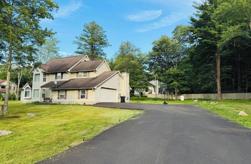 Blakeslee House | Luxurious 5BD/3.5BA, Pool Table, Fireplace, Dining for 14ppl, Lake Access