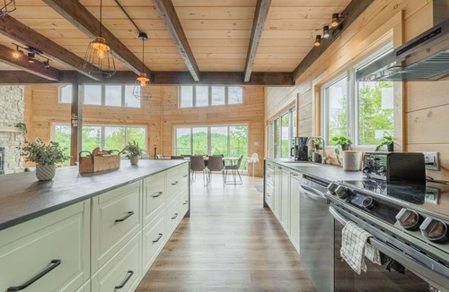 Entrelacs Ski Chalet | Luxurious 5BR wood chalet, spa, fireplace, AC, high-speed Internet, kid-friendly