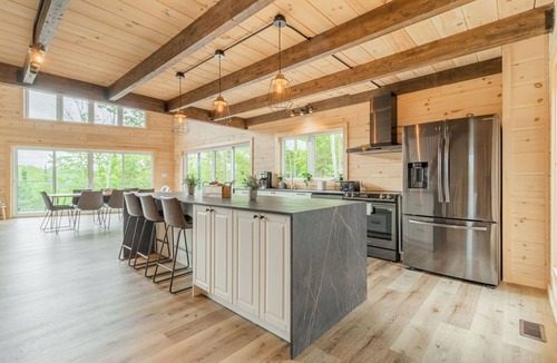 Entrelacs Ski Chalet | Luxurious 5BR wood chalet, spa, fireplace, AC, high-speed Internet, kid-friendly