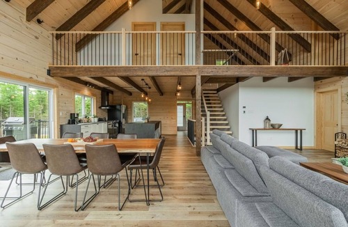 Entrelacs Ski Chalet | Luxurious 5BR wood chalet, spa, fireplace, AC, high-speed Internet, kid-friendly
