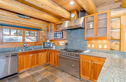 Snoqualmie Pass House | Luxurious 6000-square-foot mountain estate on 10 acres with hot tub & firepit