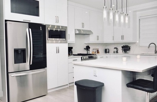Abbotsford House | Luxurious 6BR, 5BA Arcade, Fire, Table, Near Airport