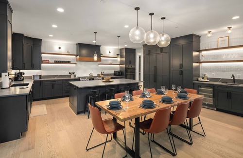 Cle Elum House | Luxurious 6BR Modern Mountain Home! Pet Friendly*Game Room*Hot Tub