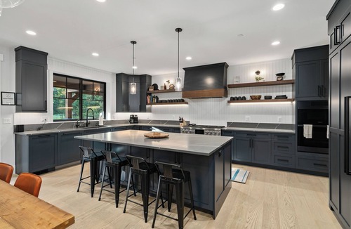 Cle Elum House | Luxurious 6BR Modern Mountain Home! Pet Friendly*Game Room*Hot Tub
