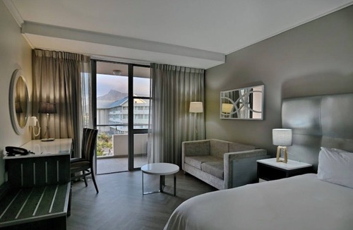 Lagoon Beach Apartment | Luxurious Accessible Apartment With Ocean Views in Kaapstad