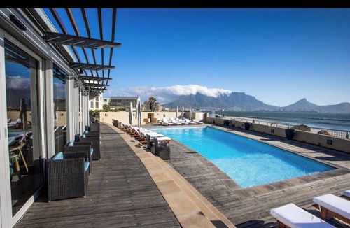 Lagoon Beach Apartment | Luxurious Accessible Apartment With Ocean Views in Kaapstad