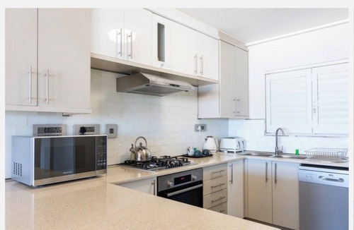 Lagoon Beach Apartment | Luxurious Accessible Apartment in Vibrant Kaapstad