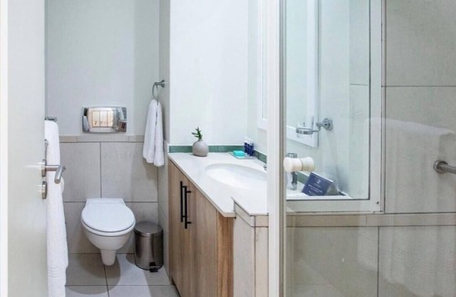 Lagoon Beach Apartment | Luxurious Accessible Apartment in Vibrant Kaapstad