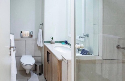 Lagoon Beach Apartment | Luxurious Accessible Apartment in Vibrant Kaapstad