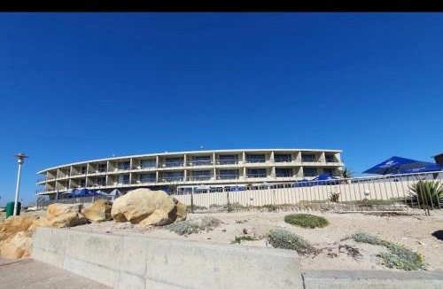 Lagoon Beach Apartment | Luxurious Accessible Apartment with Ocean Views in Kaapstad