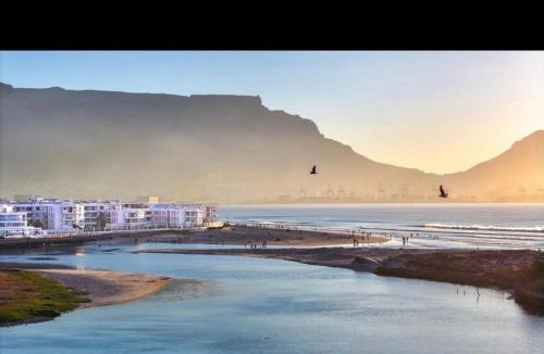 Lagoon Beach Apartment | Luxurious Accessible Apartment with Ocean Views in Kaapstad
