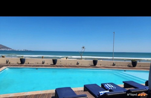 Lagoon Beach Apartment | Luxurious Accessible Apartment with Ocean Views in Kaapstad