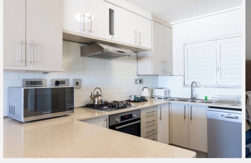 Lagoon Beach Apartment | Luxurious Accessible Apartment in Vibrant Kaapstad