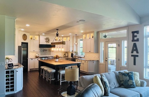 Butte Des Morts House | Luxurious and Spacious 5-bedroom house - Only 35 Minutes from Lambeau Field!