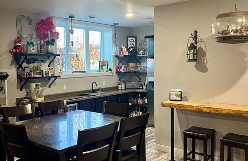 Butte Des Morts House | Luxurious and Spacious 5-bedroom house - Only 35 Minutes from Lambeau Field!