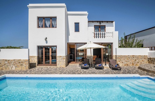 El Cuchillo Villa | Luxurious and Spacious "Villa María" with Terrace, Pool, Sea View and Wi-Fi