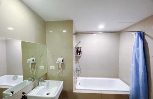 Tambo Apartment | Luxurious Apartment Modern Cozy Manila Bayview Poolview Cityview 1 2 3 Bedrooms Near Manila Airports Okada Solaire MOA