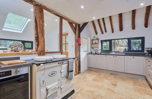 Waterlooville House | Luxurious Barn With Outdoor Dining, Near Vineyard