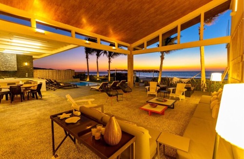 Los Organos House | Luxurious Beachfront 6-bedroom house with WiFi, AC in brilliant Ñuro