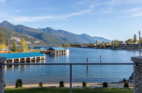Kaslo Condo | Luxurious beachfront condo in idyllic and historic Kaslo, BC.