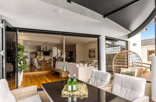 Currumbin House | Luxurious Beachside Oasis with Ocean Views and a swimming pool, Wifi and linen included