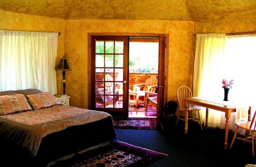 Kettle Falls Cabin | Luxurious Bed and Breakfast Suite for One or Two Couples near Kettle Falls, Washington