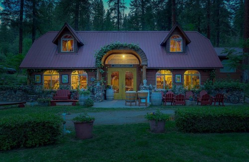 Kettle Falls Cabin | Luxurious Bed and Breakfast Suite for One or Two Couples near Kettle Falls, Washington