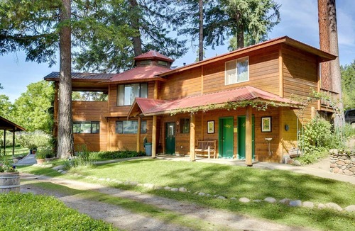 Kettle Falls Cabin | Luxurious Bed and Breakfast Suite for One or Two Couples near Kettle Falls, Washington