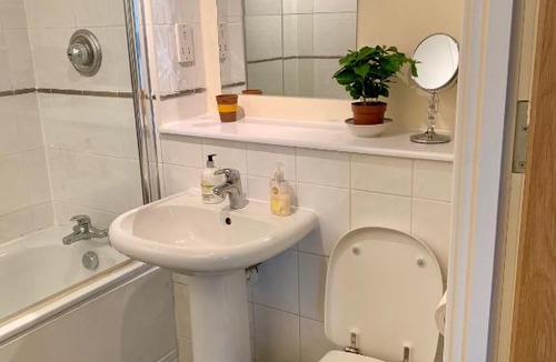 Convention Quarter Apartment | Luxurious Birmingham private apartment for 3 people, Mailbox balcony views