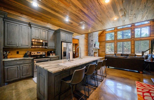 Hochatown Cabin | Luxurious cabin in central location for 14 guests