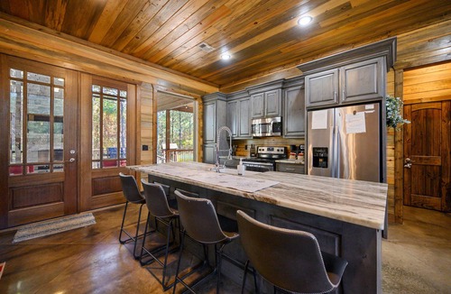 Hochatown Cabin | Luxurious cabin in central location for 14 guests