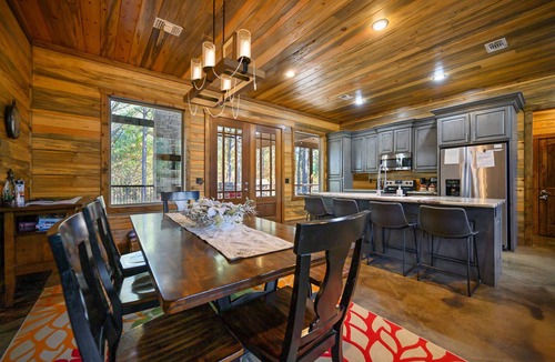 Hochatown Cabin | Luxurious cabin in central location for 14 guests
