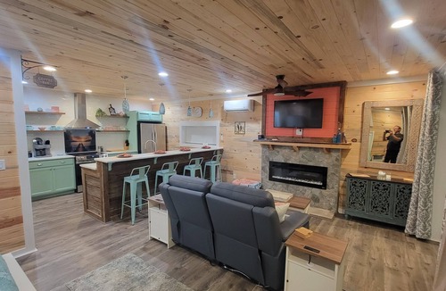 Battletown Cabin | Luxurious cabin on Little Blue River and the Ohio River.