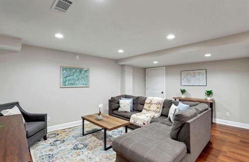 Sugar Grove House | Luxurious Cabin Retreat with Pickleball Court & Hot Tub near Hocking Hills, Sugar Grove OH