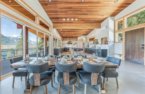 Leavenworth Cabin | Luxurious cabin on LK Wenatchee w/access & hot tub