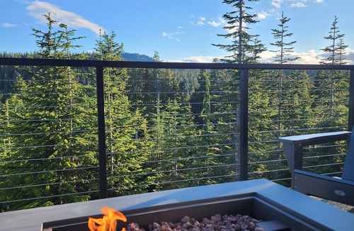 Courtenay Ski Chalet | Luxurious Chalet with Hot tub, Sauna & Fireplace on Mt Washington