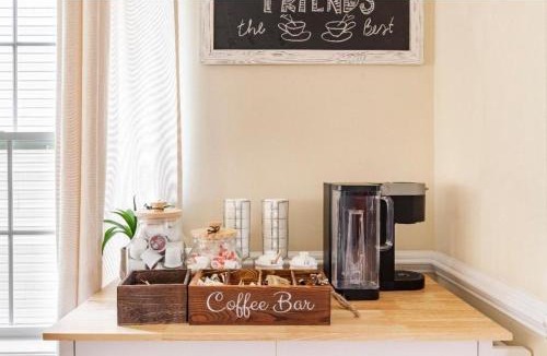 Northeast Bed & Breakfast | Luxurious & Cheery Private Room in DC