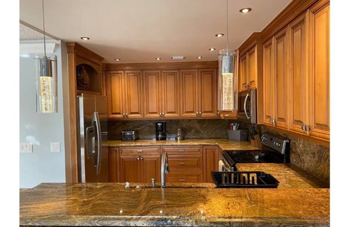 Pompano Beach House | Luxurious, Clean & Convenient Water Front Home in a Safe Área