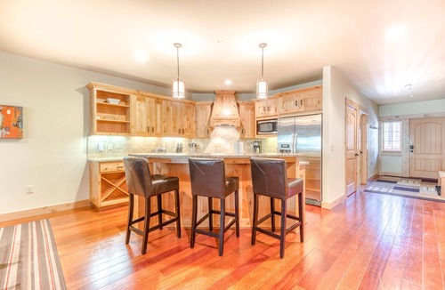 Government Camp Condo | Luxurious Collins Lake condo withupdated amenities, shared pool & easy ski access