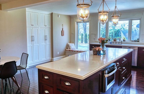 Williamsville House | Luxurious, comfortable pool home in Buffalo, minutes from Niagara Falls